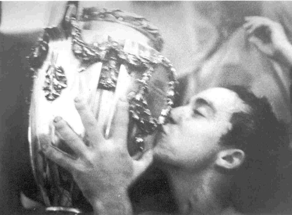 Tostão beija o troféu da Taça Brasil de 1966, primeiro Campeonato Brasileiro da história do Cruzeiro — Foto: Acervo/Cruzeiro