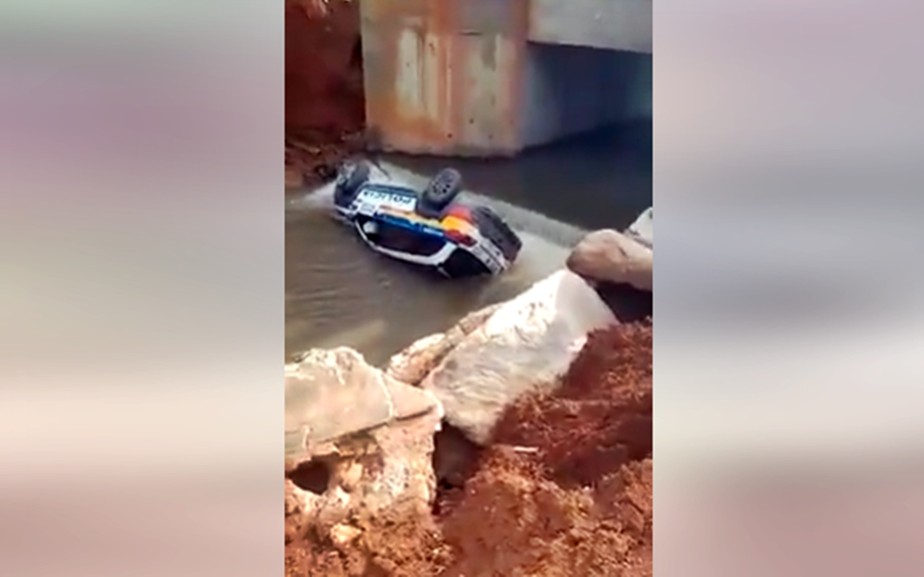 Viatura da Polcia Militar cai em crrego durante perseguio a motociclista em Jacu, MG