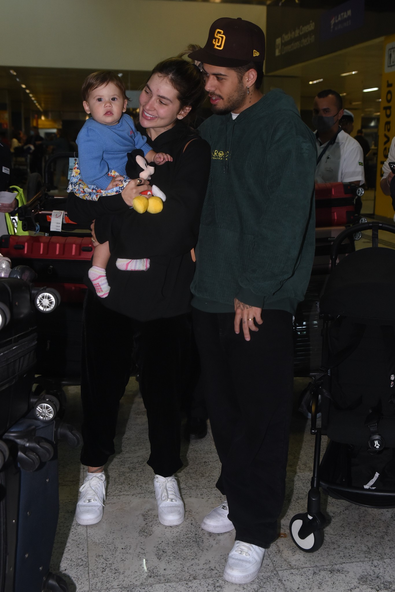 Virgínia Fonseca e Zé Felipe desembarcam com a filha, Maria Alice, no Brasil (Foto: Leo Franco e Natalia Rampinelli/AgNews)