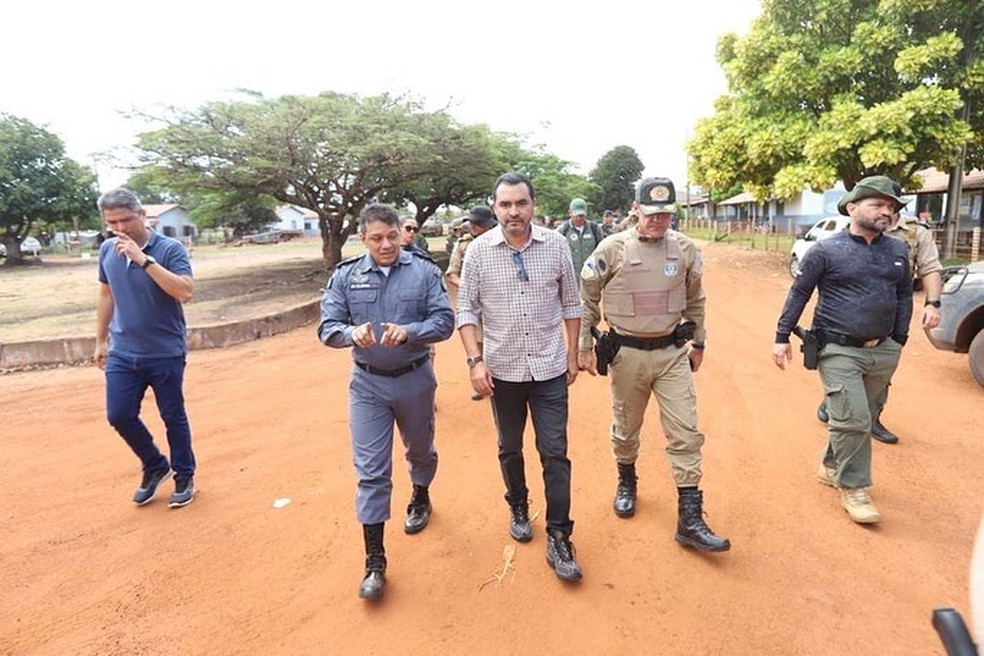 Wanderlei Barbosa, ao centro, visitou base de operação em fazenda — Foto: Governo do Tocantins/Divulgação