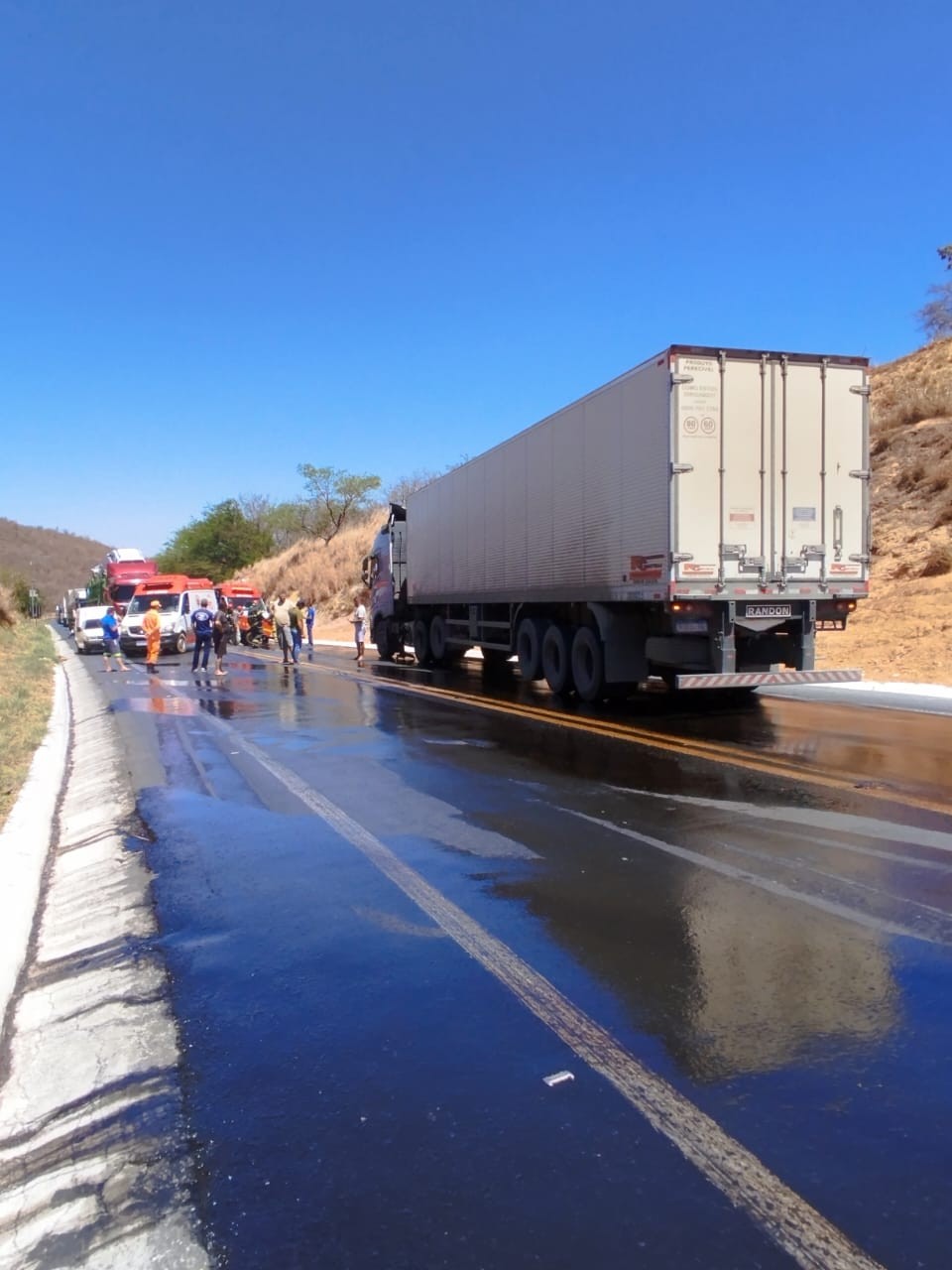 BR-251, perto de Francisco Sá: Uma carreta bateu na traseira de outra  carreta, após um outro veículo de carga fazer um L na pista