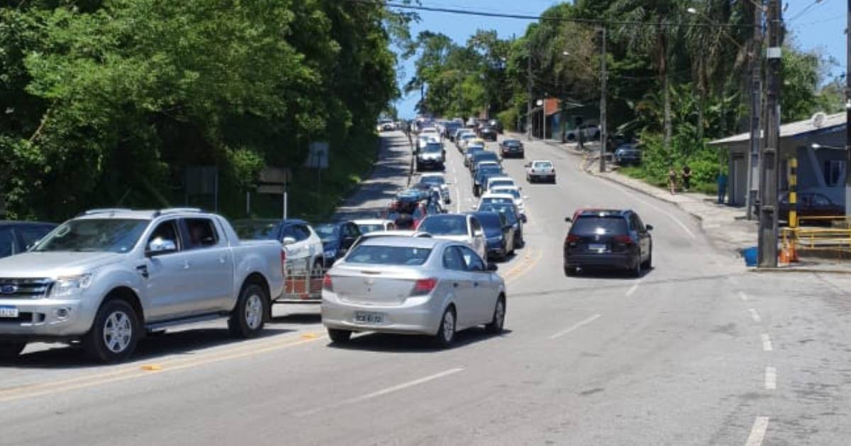 Motoristas aguardam mais de uma hora em fila do ferry-boat neste domingo (13), entre Matinhos e Guaratuba
