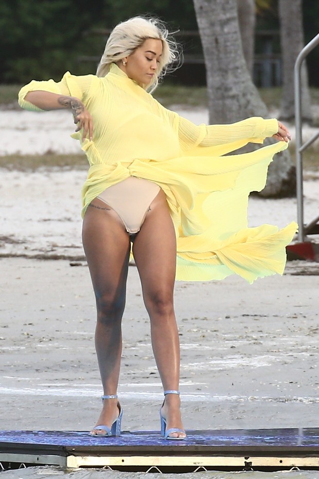 Rita Ora é traída por vestido em Miami (Foto: Backgrid)