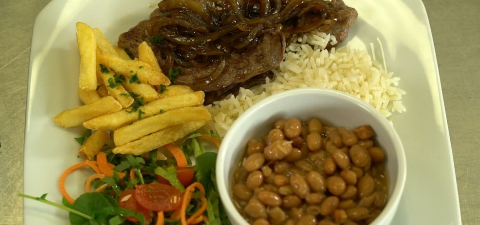 Prato de comida com bife, feijão, batata frita, arroz e salada — Foto: Reprodução/EPTV