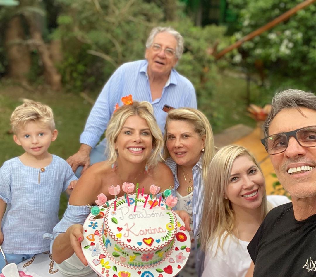 Karina Bacchi celebrou 44 anos em família (Foto: Reprodução Instagram)