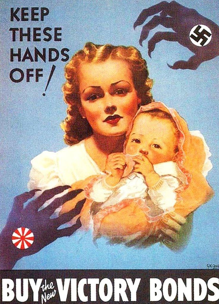Propaganda americana de 1943 mostra ilustração de sombras de mãos com unhas cumpridas e uma suástica em volta de uma mulher branca e loira com um bebê no colo (Foto: Getty Images via BBC News)