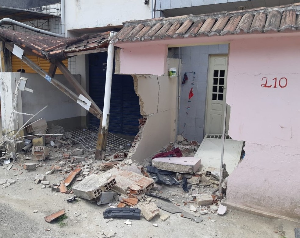 Muros de duas casas foram destruídos em acidente que envolveu veículo onde estavam dois homens baleados em perseguição na BR-232, em Moreno, em Pernambuco — Foto: Polícia Rodoviária Federal/Divulgação