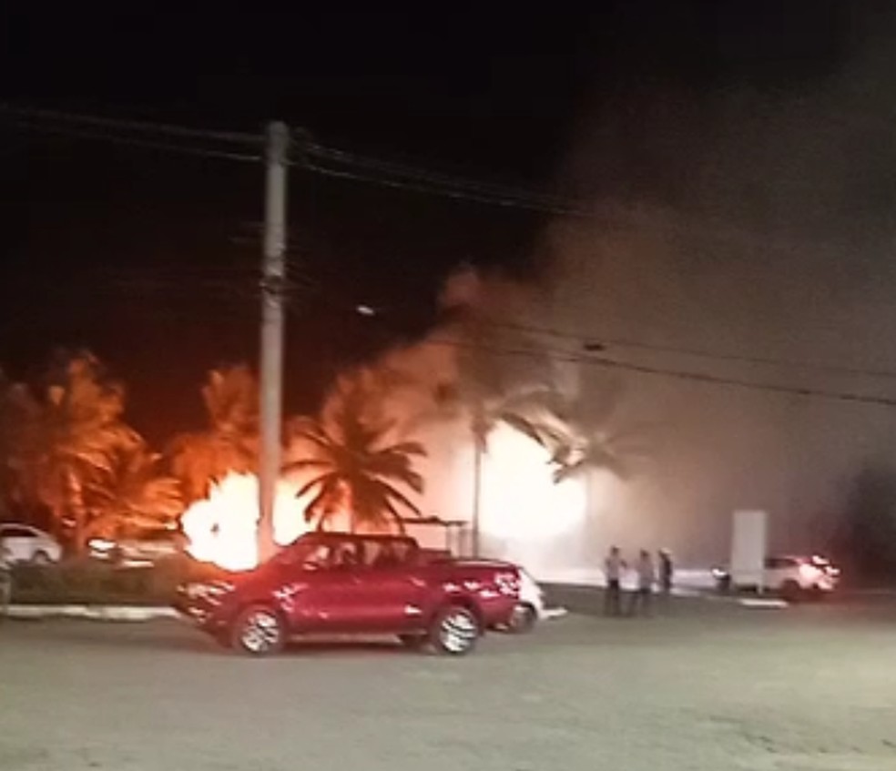 Cabana de praia pegou fogo em Ilhéus na noite de terça-feira (10). — Foto: Redes sociais