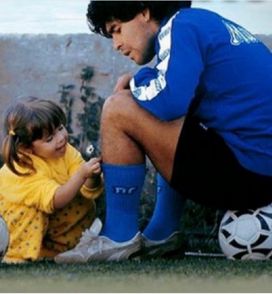 Uma foto de infância compartilhada por Giannina Maradona mostrando ela e o pai, Diego Maradona (Foto: Instagram)