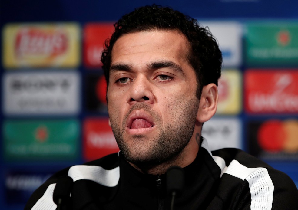 Daniel Alves diz que vem mantendo contato diário com Neymar (Foto: Benoit Tessier / Reuters)