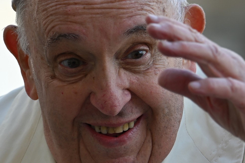 Foto em plano fechado mostra o papa Francisco na Praça de São Pedro em 5 de abril de 2023 — Foto: Filippo MONTEFORTE / AFP
