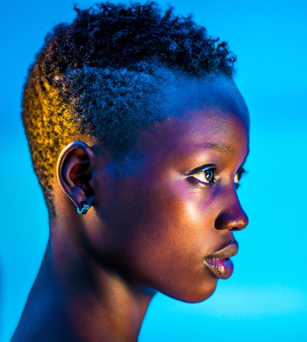Beautiful black girl portrait neon coloured (Foto: Getty Images)