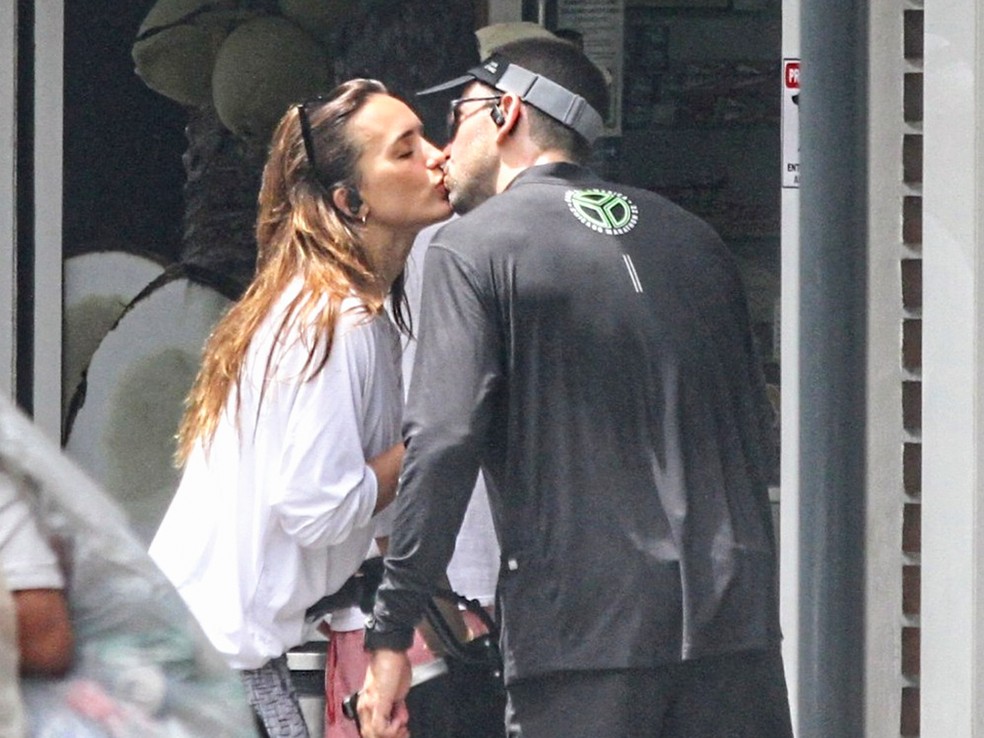 Rafa Kalimann é vista beijando moreno após passeio de bicicleta | TV &  Famosos | gshow
