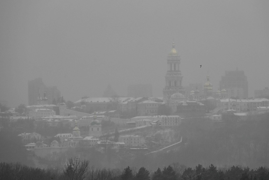 Vista do o mosteiro Kiev Pechersk Lavra durante nevasca na capital ucraniana, em meio à invasão russa