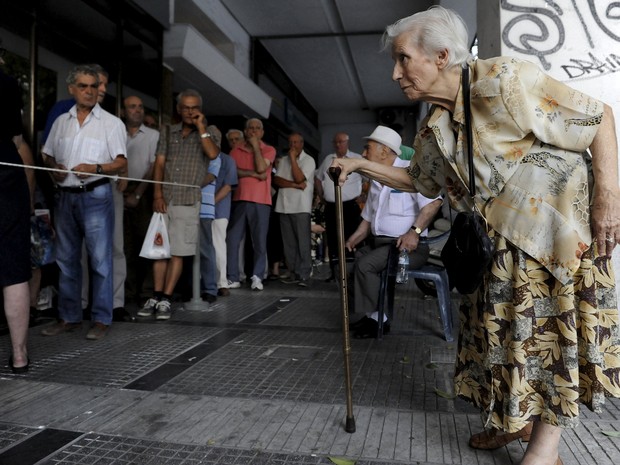 Idosos foram fila para receber a aposentadoria em Thessaloniki, na Grécia (Foto:  REUTERS/Alexandros Avramidis)