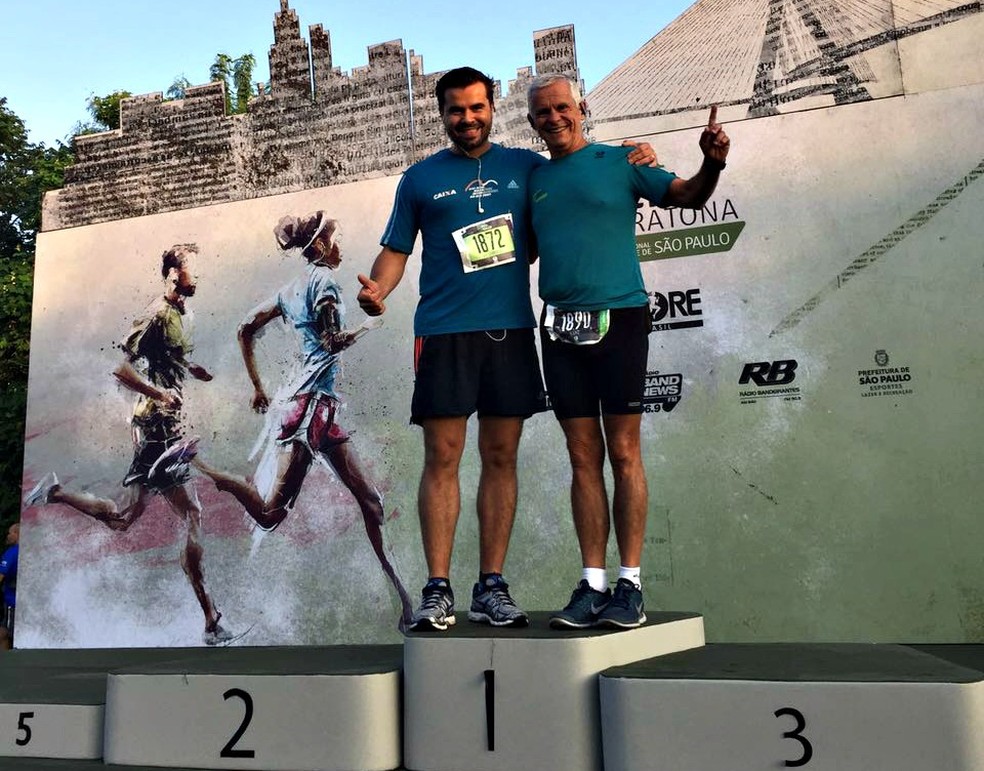 Na Maratona de São Paulo, que também será neste fim de semana, ao lado de um dos filhos (Foto: Arquivo pessoal)