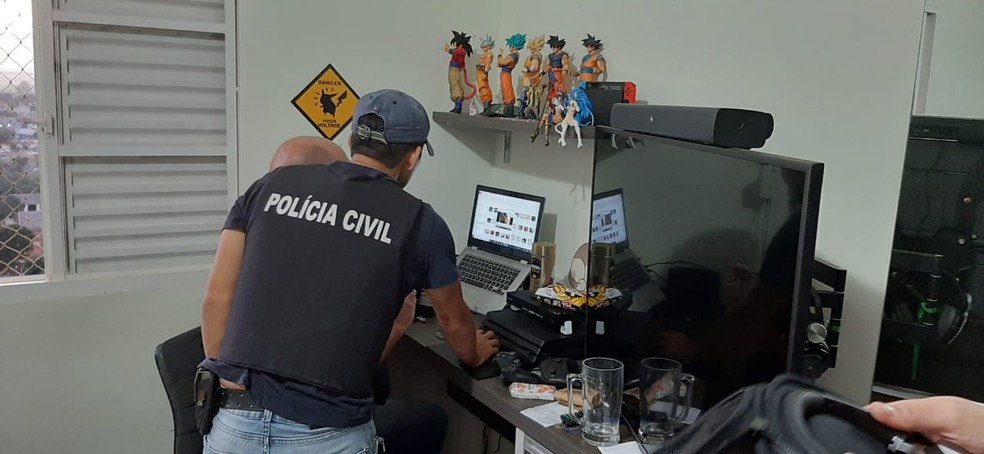 Polícia Civil cumpre mandado de busca e apreensão em Londrina, no Paraná, no âmbito da operação Luz na Infância — Foto: Polícia Civil/Divulgação 