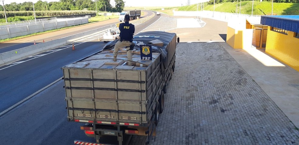 Caminhoneiro foi preso suspeito de transportar 450 caixas de cigarros contrabandeados, na BR-467 â€” Foto: DivulgaÃ§Ã£o/PRF