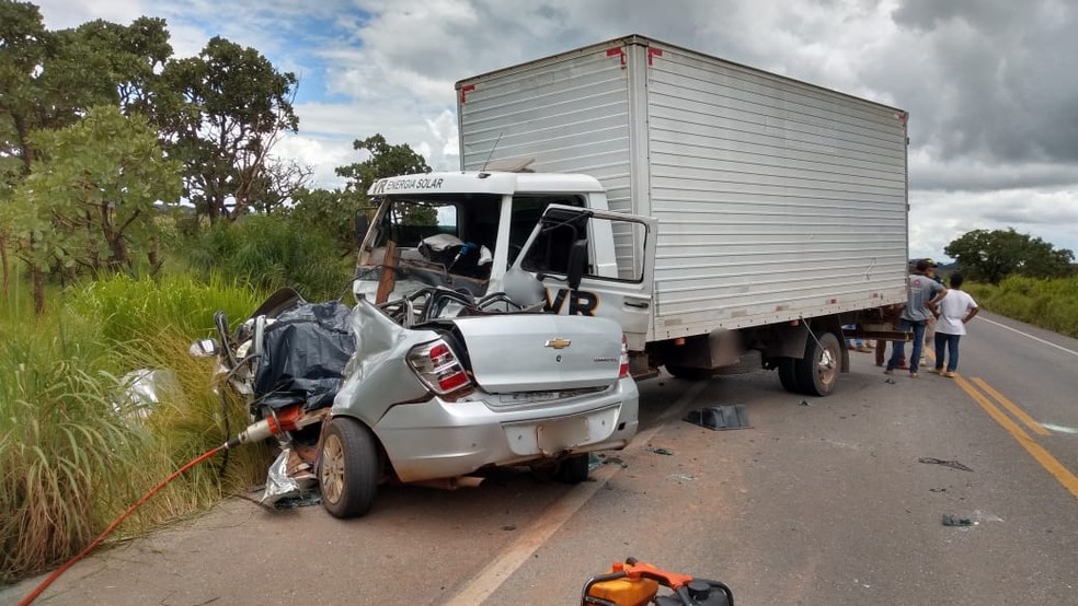 Situação de carro e caminhão após batida na BR-365 em Patos de Minas — Foto: Reprodução/TV Integração