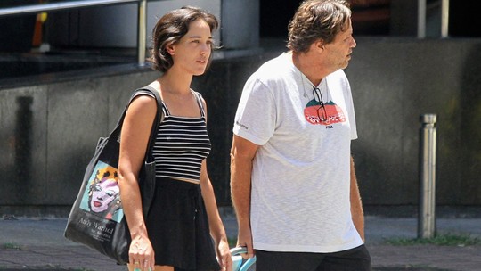 Adriana Birolli tem dia de compras a pé com o namorado pela Gávea, no Rio