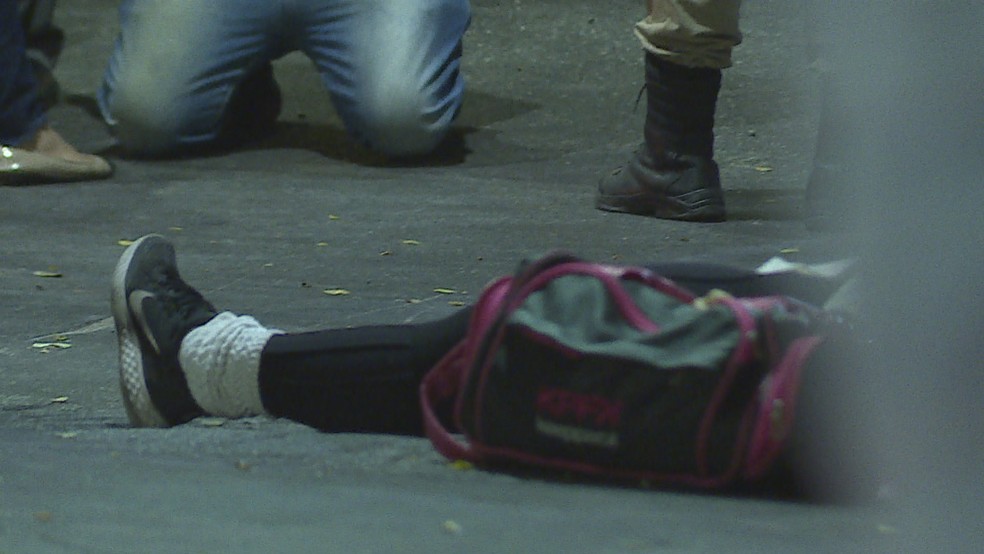 Mãe e filho são assassinados no meio da rua em Belo Horizonte — Foto: Reprodução/TV Globo