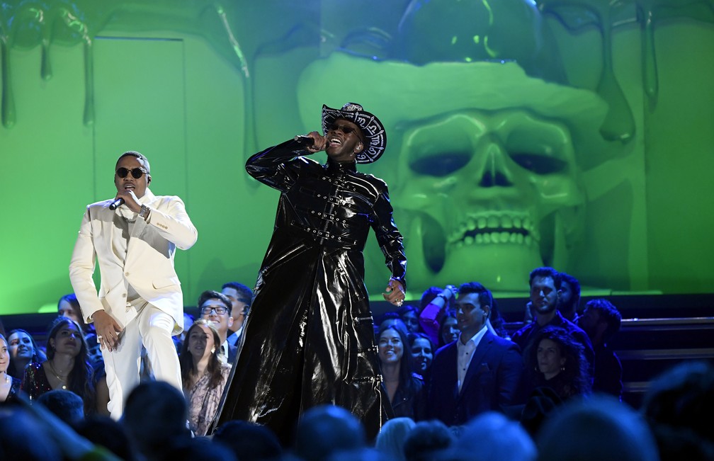Nas e Lil Nas X cantam no Grammy 2020 — Foto: KEVORK DJANSEZIAN / GETTY IMAGES NORTH AMERICA / AFP