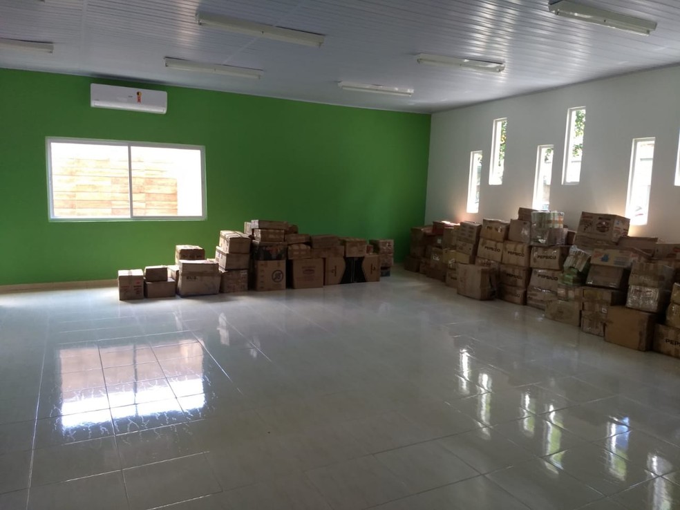 Acervo de quase 30 mil livros está em caixas nas salas da Biblioteca Doutor José Pontes Pinto. — Foto: Diêgo Holanda/G1