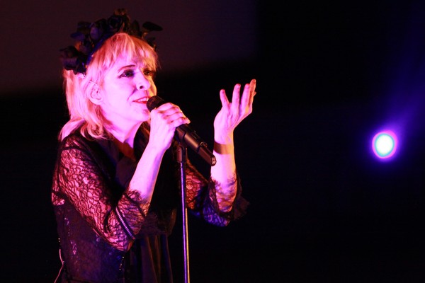 A cantora Julee Cruise em apresentação em Londres, em 2015 (Foto: Getty Images)