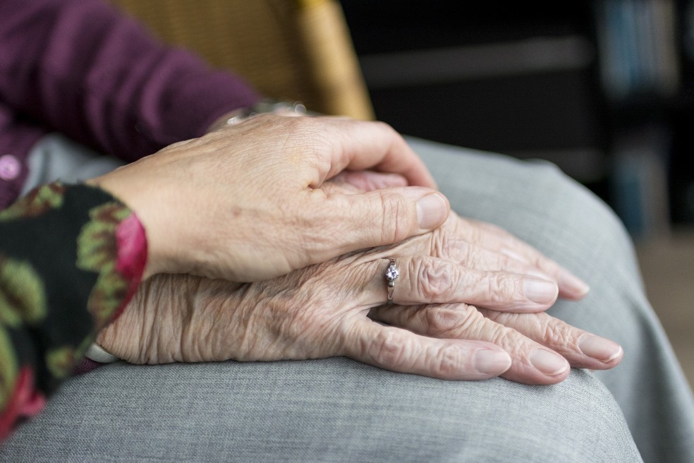M&atilde;os de duas pessoas idosas, em imagem de arquivo &mdash; Foto: Sabine van Erp/Pixabay