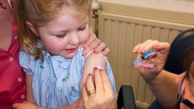 A vacinação infantil é obrigatória na maior parte dos Estados norte-americanos e em vários países europeus (Foto: Alamy via BBC News)