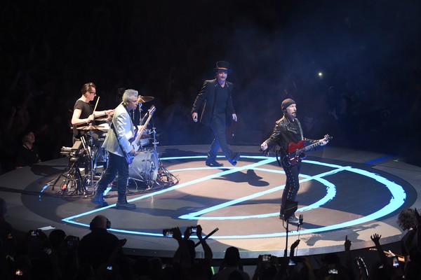 Os músicos do U2 durante um show recente (Foto: Getty Images)