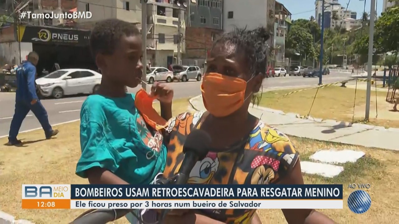 Garoto de oito anos que passou três horas preso em bueiro fala sobre o susto