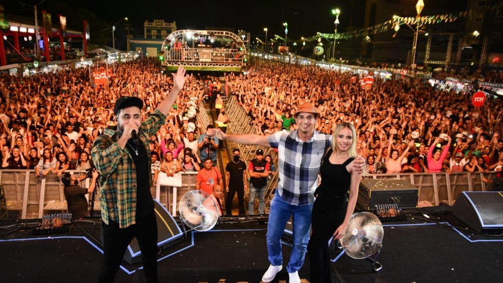 Allyson Bezerra no palco do Mossoró Cidade Junina durante show de Raí Saia Rodada — Foto: Secom PMM