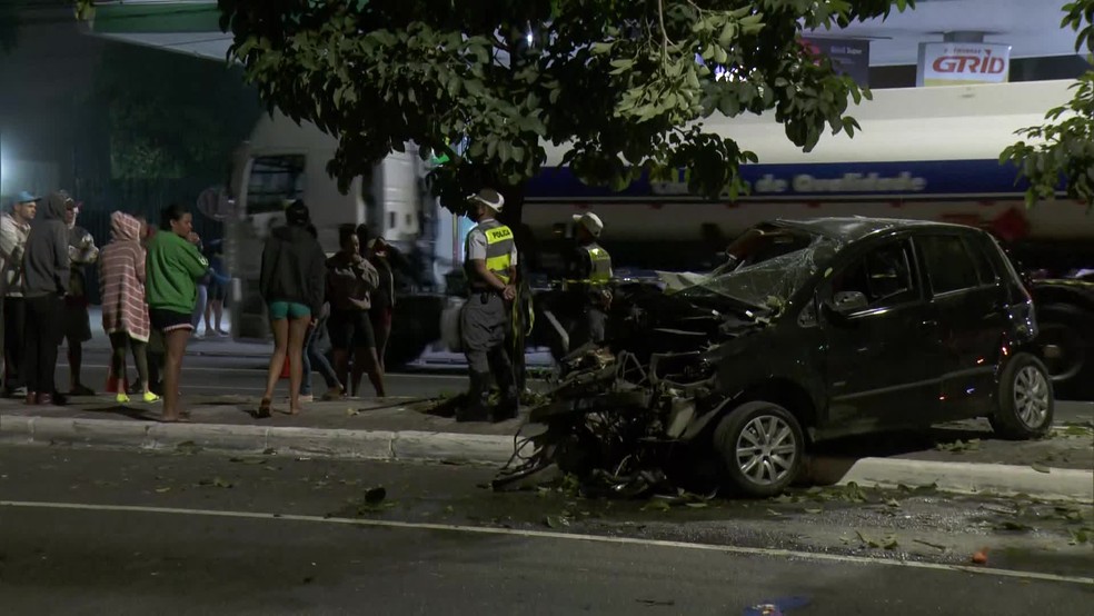 Familiares de jovens acompanharam per&iacute;cia na Zona Leste de SP &mdash; Foto: Reprodu&ccedil;&atilde;o/TV Globo