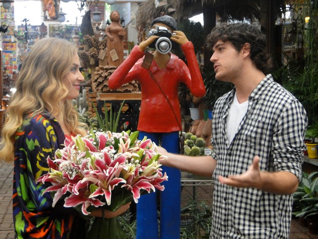 Angélica recebe flores de Marco Pigossi e agradece o carinho do ator (Foto: Estrelas/TV Globo)