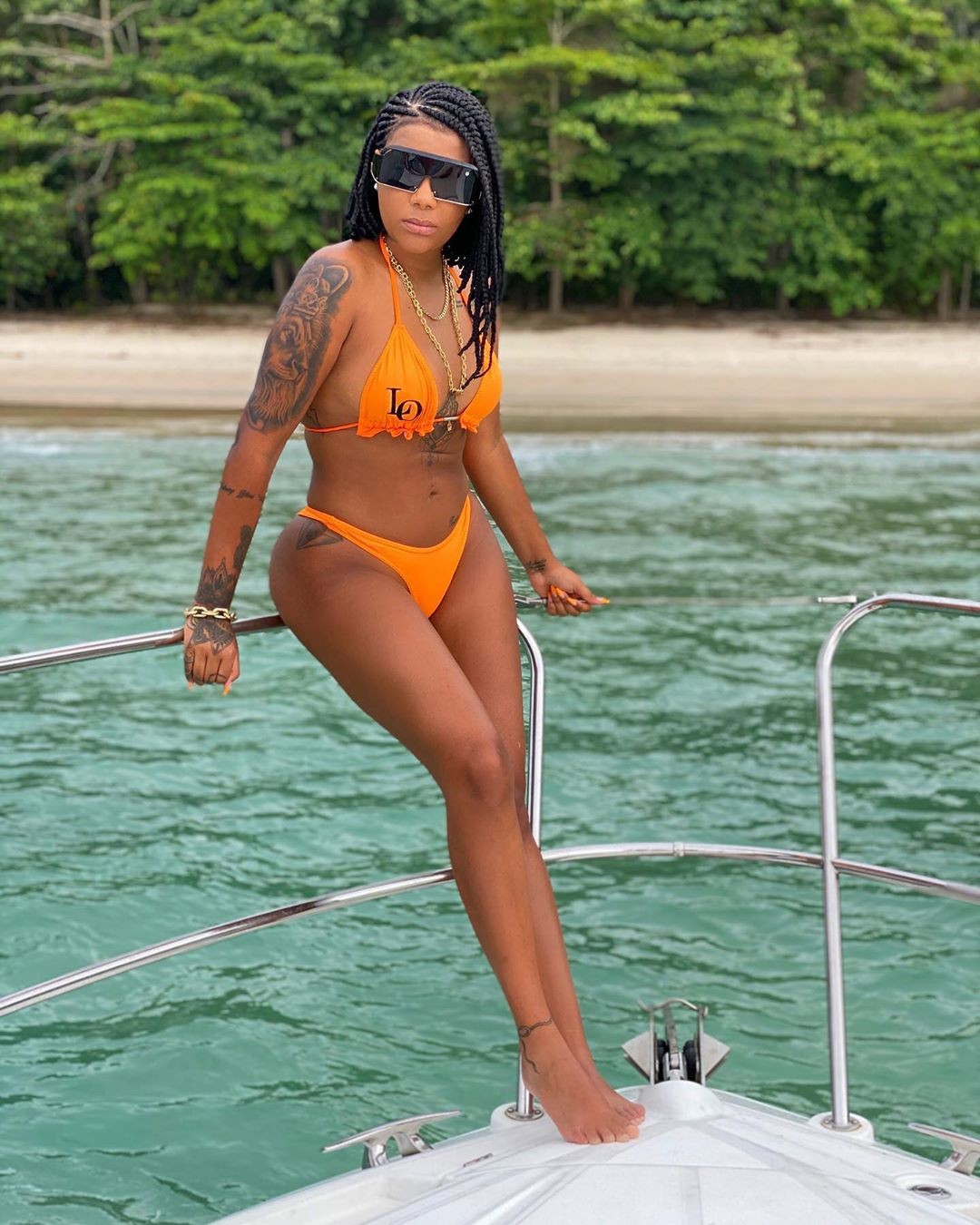 De Biquíni Laranja Ludmilla Curte Passeio De Barco De Em Angra Vogue Celebridade 9385