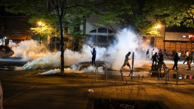 Polícia americana utilizou gás lacrimogêneo para tentar dispersar a multidão de manifestantes (Foto: Reuters)