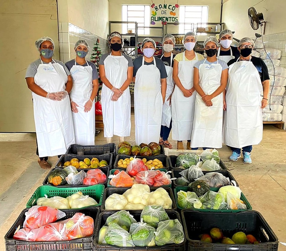 Funcionárias do Banco de Alimentos posam com as verduras e hortaliças arrecadas  — Foto: Prefeitura de Formiga/Divulgação