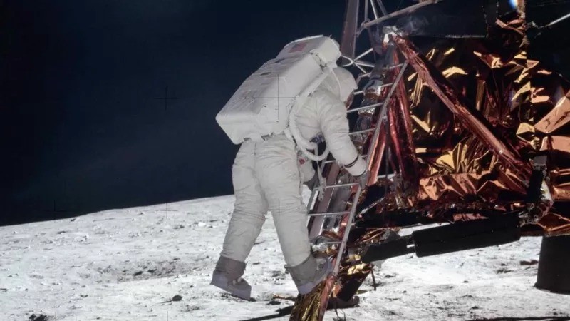 O piloto Buzz Aldrin desce os degraus da escada do módulo lunar enquanto se prepara para andar na Lua durante a missão Apollo 11 (Foto: NASA via BBC)