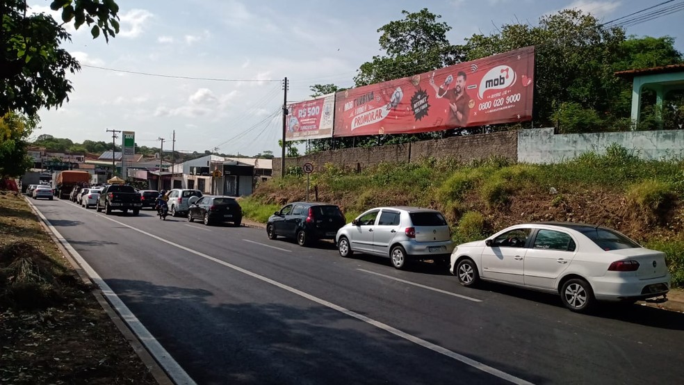 Condutores de Teresina passam a noite em postos para abastecer por R$ 3,50 o litro da gasolina; valor médio R$ 6,90 — Foto: Andrê Nascimento/g1