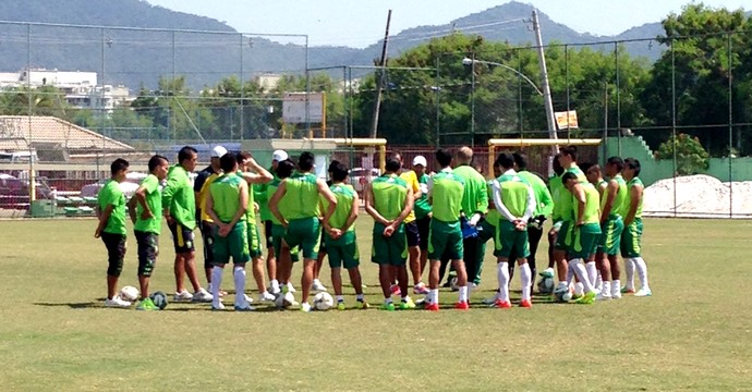 León fecha parte de treino na véspera de decisão com Flamengo