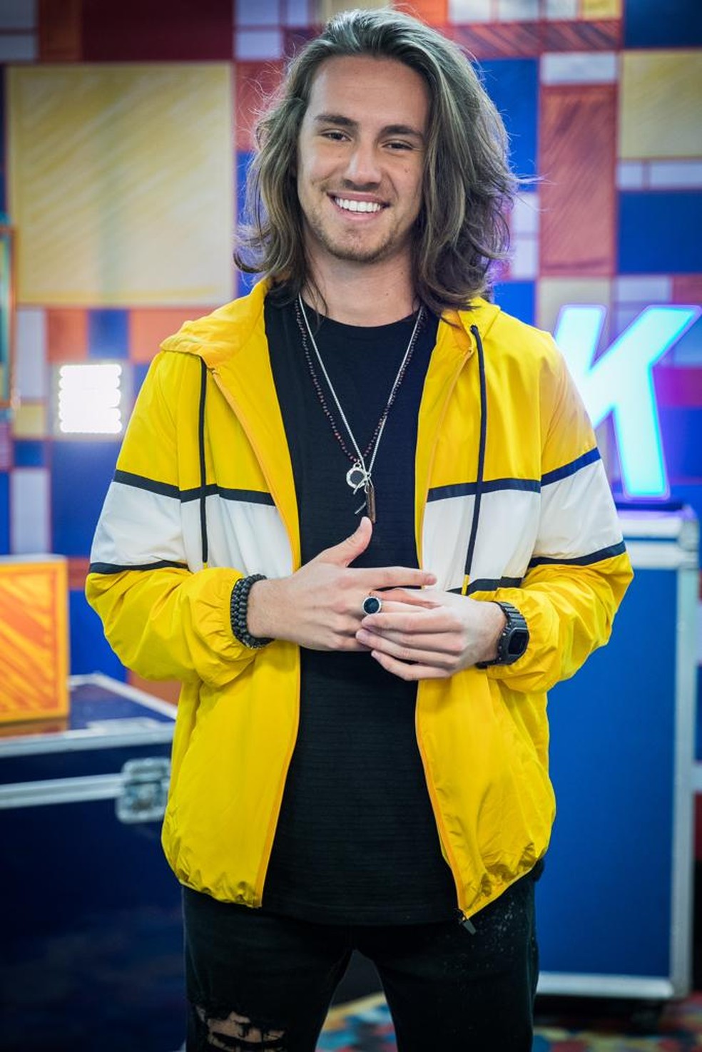 Vitor Kley usa jaqueta estilosa para a final do 'The Voice Kids' — Foto: Raquel Cunha/TV Globo