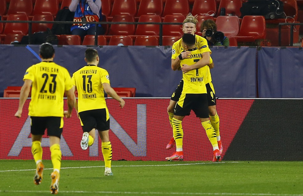 Haaland é abraçado por Sancho após marcar em Sevilla x Borussia Dortmund — Foto: REUTERS/Marcelo Del Pozo
