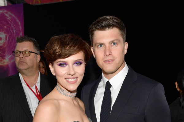 A atriz Scarlett Johansson durante o evento de lançamento do terceiro Vingadores, na companhia de seu namorado o comediante Colin Jost (Foto: Getty Images)