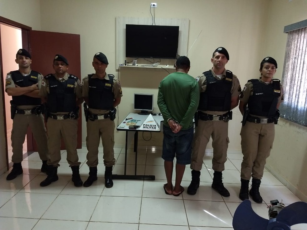 Autor foi localizado em um hotel em Mato Verde â€” Foto: PolÃ­cia Militar/DivulgaÃ§Ã£o