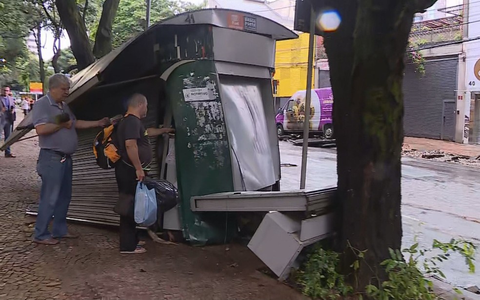 Banca de jornal ficou retorcida no bairro Lourdes, na Regi&atilde;o Centro-Sul de BH  &mdash; Foto: Reprodu&ccedil;&atilde;o/TV Globo 