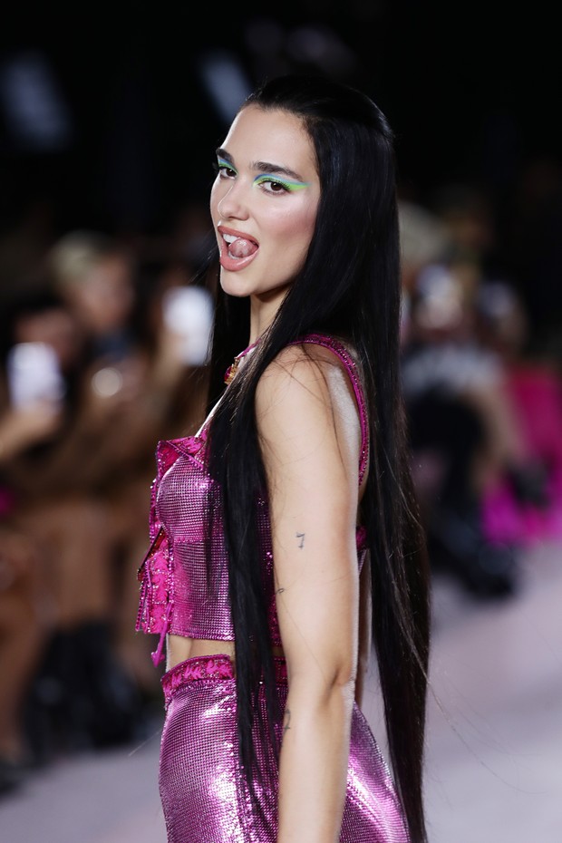 MILAN, ITALY - SEPTEMBER 24: Dua Lipa walks the runway at the Versace fashion show during the Milan Fashion Week - Spring / Summer 2022 on September 24, 2021 in Milan, Italy. (Photo by Vittorio Zunino Celotto/Getty Images) (Foto: Getty Images)