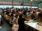 Voluntários distribuem almoço e presentes em restaurante popular