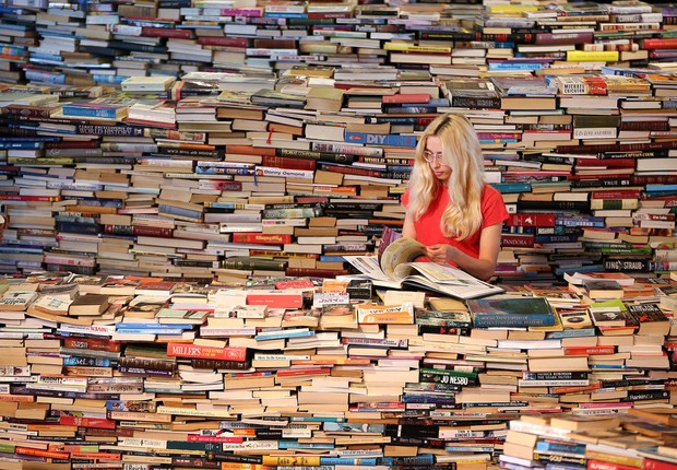Mulher lendo livros ; leitura ; conhecimento ; educação ; cultura ; carreira ;  (Foto: Shutterstock)