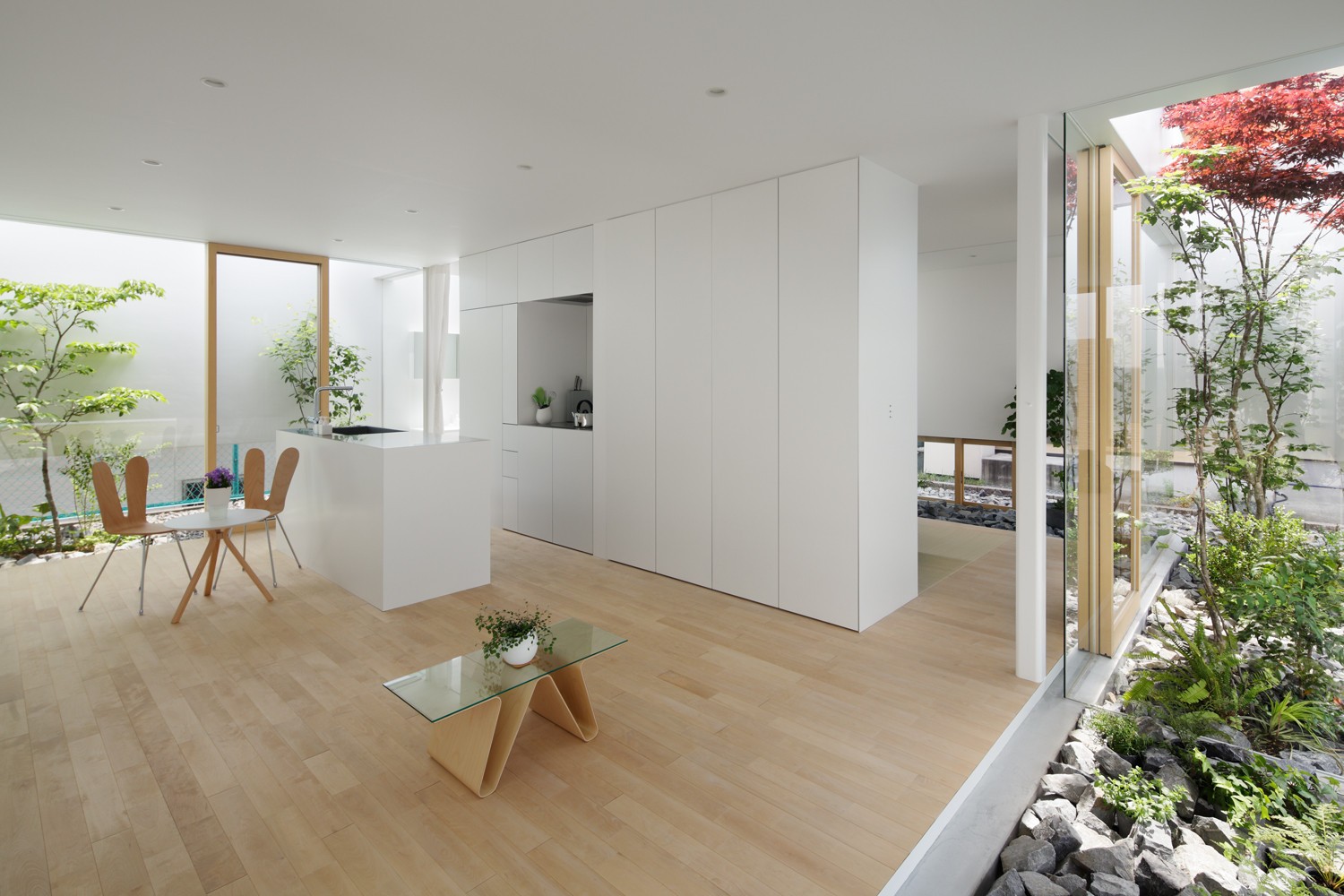 Décor do dia: cozinha minimalista com armários brancos e jardim integrado (Foto: Divulgação)